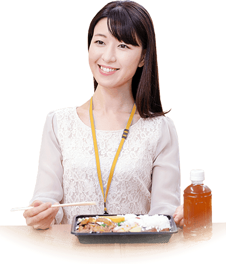 写真：弁当を食べる女性スタッフ