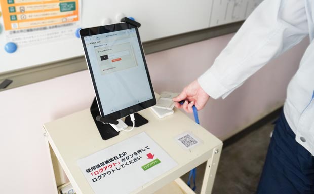 社内で使用しているICカードをリーダーにかざし、「弁当注文.com」にログインしている様子